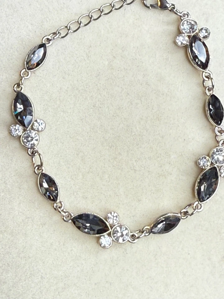 Elegante Pulsera Cristal Tono Plata - Piedras Marquesa Ahumadas y Redonda Transparente Foto 4 de 4