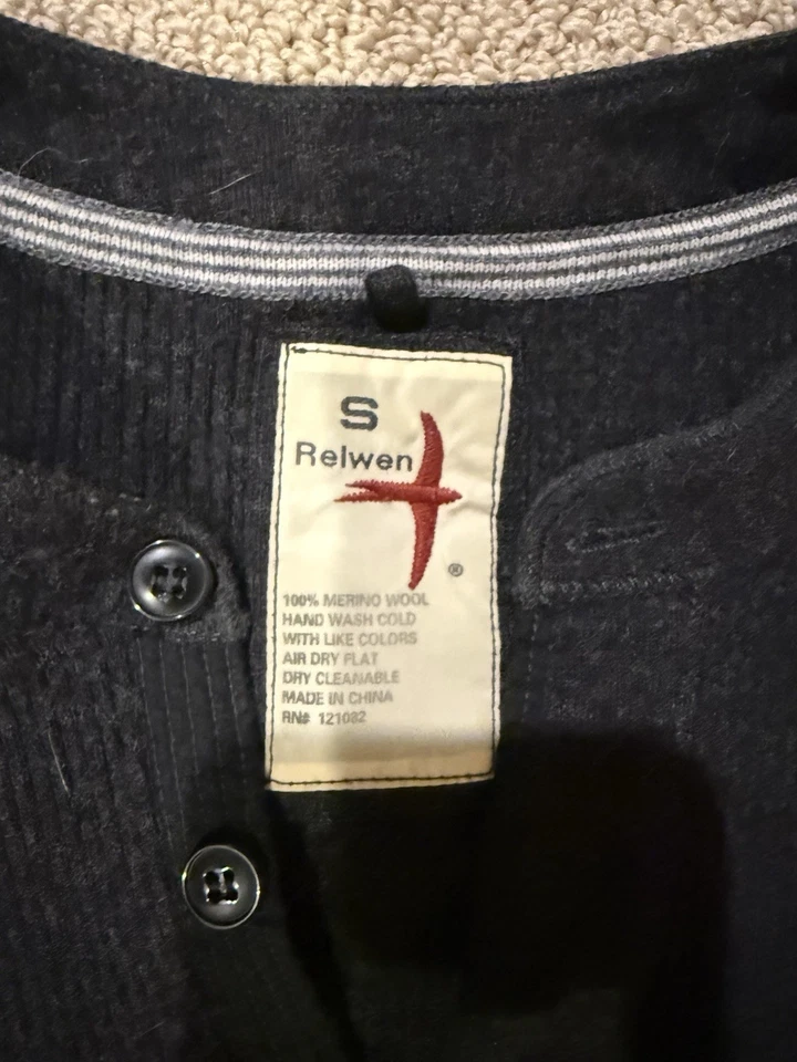 Suéter Henley Relwen Carbón Lana Merino Suave Talla Pequeña Foto 3 de 4