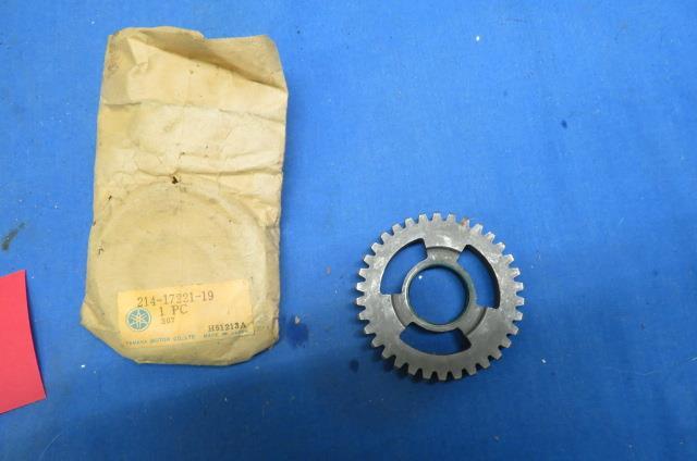 NOS Yamaha # 214-17221-19-00 GEAR, 2ND WHEEL,DT2 /3 RT2 /3 1972-73
