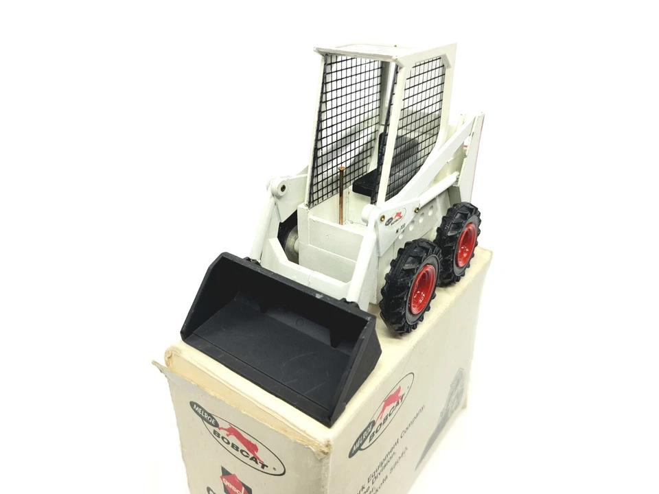 Bobcat Clark M-700 Skid-Steer Loader - Conrad Gescha 1:24 Scale Model #2401.1 - Image 3 of 4