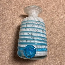 Bottiglia di vetro vintage in vetro Mdina - bianca con traccia a spirale blu e sigillo