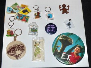 E.T. 1982 VINTAGE ORIG LOT OF KEYCHAINS BUTTONS PINS FIGURINE SPIELBERG