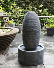 froggit TheFountain 100 Gartenbrunnen Zimmerbrunnen LED Beleuchtung Außen/Innen