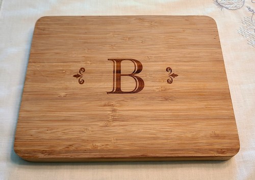 Tabla de cortar de bambú de 10" x 8" x 3/4" sin pies - Monogramada con letra "B" - Imagen 1 de 3