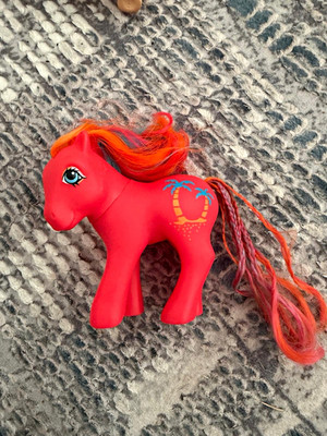 Hasbro Mein kleines Pony Figur Pony rot mit orange-roter Mähne & Schweif