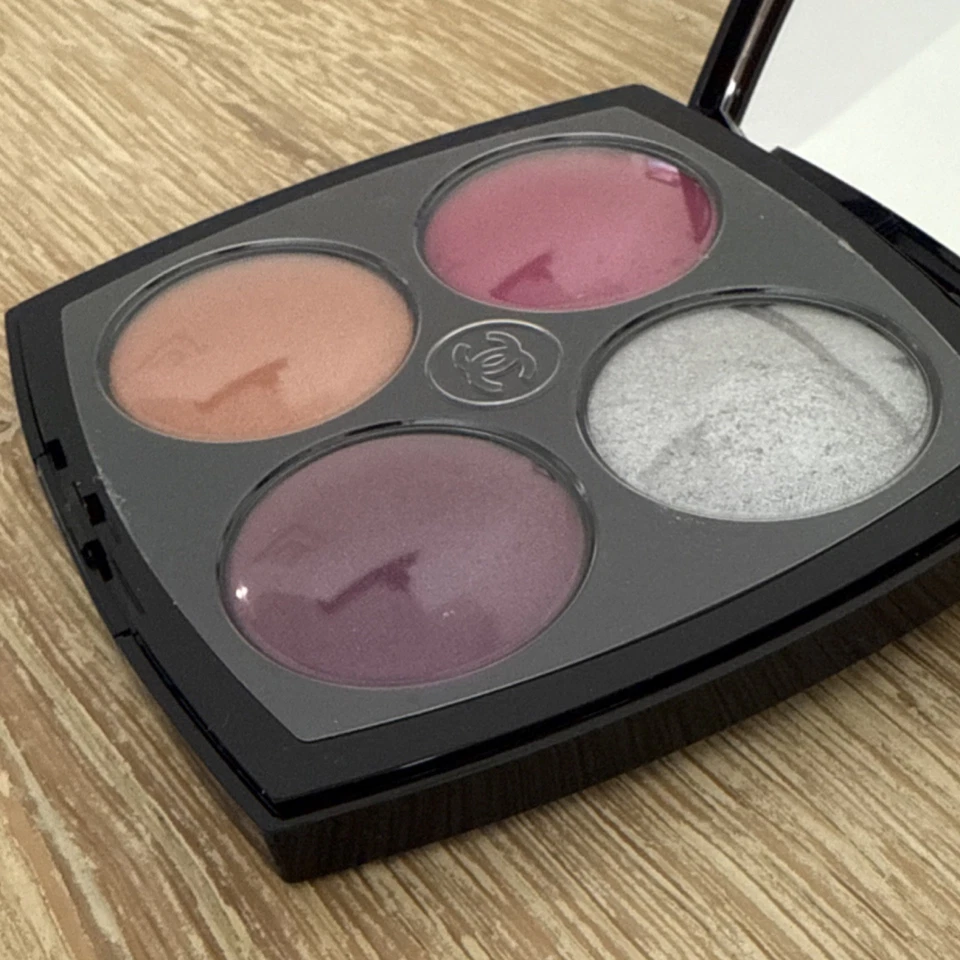 Paleta de sombras quad CHANEL prata rosa roxo cobre prensado pó - Imagem 3 de 4
