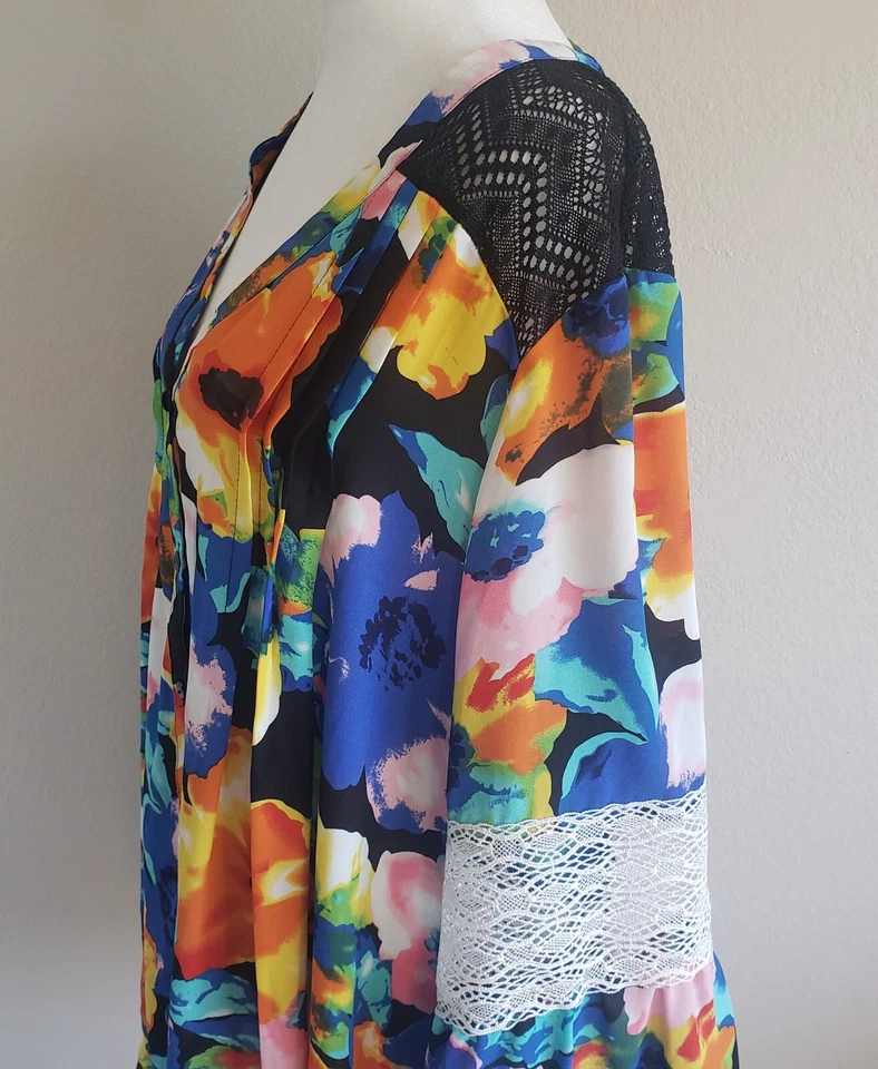 Túnica NY Collection Plus 3X Top Artística Floral Renda Brilhante Plissada Botão Frontal - Imagem 4 de 4