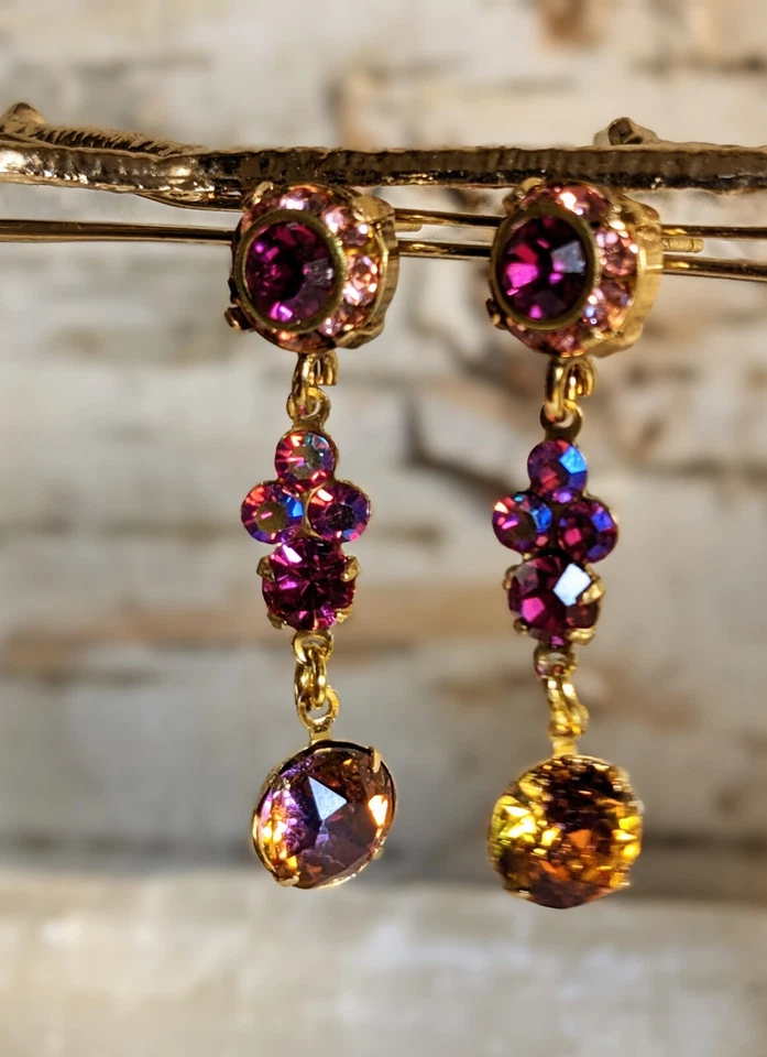 Pendientes desplegables enchapados en oro rosa fucsia AB y flor de cristal de Swarovski  Foto 2 de 4