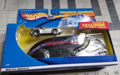 kk Hot Wheels Unopened Pavement Pounder Walt Disney World w Porsche Car Carrier