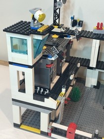 Lego 7744 City: Police Headquarters 95% Complete Minifigures Manuals