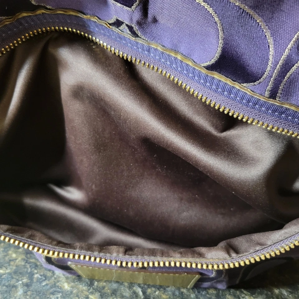 Bolso de Mano Coach Poppy Signature Metálico Glam Púrpura -RARO- Excelente Estado Usado Foto 4 de 4