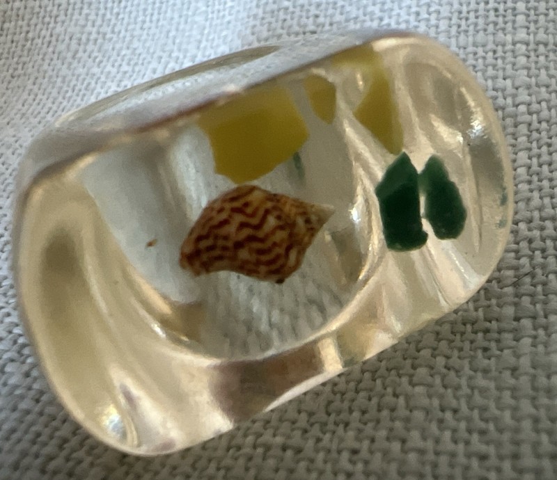 Fabulous Unusual Vintage Lucite Ring w Encased Shells Size  5-1/2