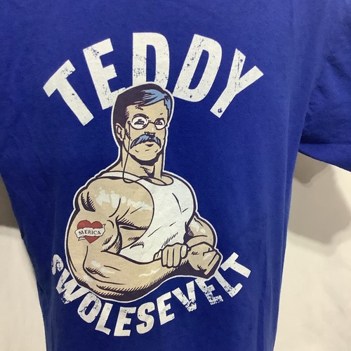 Camiseta Teddy Swolesvelt Buff President con America Love Tattoo Azul - Talla Mediu - Imagen 2 de 5