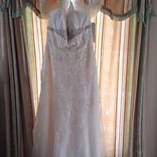 David's Bridal WG3121 Ivory Strapless Fit and Flare Wedding Dress Size 4