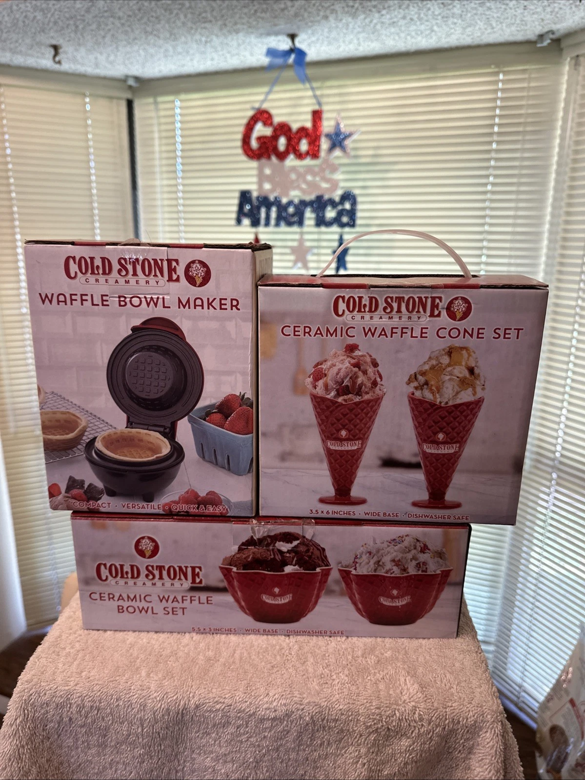 Cold Stone Creamery Waffle Bowl Maker+2 Cone Sets & 2 Bowl Sets.
Opens in a new window or tab