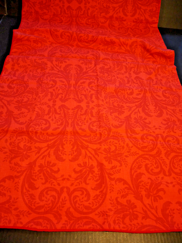 Mantel clásico de tela roja de vacaciones aprox 52 x 52 diseño rojo sobre rojo - Imagen 2 de 4