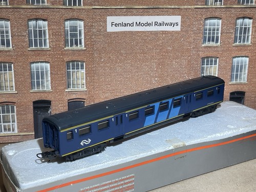 Lima 309589 1/87 Ho Scale NS Dutch First Class Bogie Coach | Condition: Used