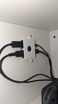 HDMI Splitter Halterung - Sichere Oberflächenhalterung kompatibel mit IKEA Regallöchern
