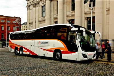 Foto A2 CIE Bus neben Rathaus Dublin\/O1534 Unsere CIE Reisegruppe ist c2013