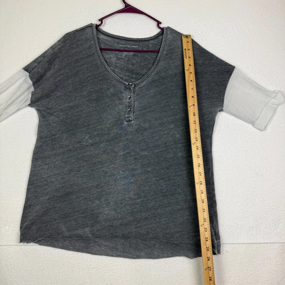 Camisa American Eagle para mujer gris mediana manga corta Foto 3 de 4