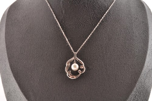 Japan Mikimoto white pearls necklace 925 silver With "Mikimoto" engraving box.