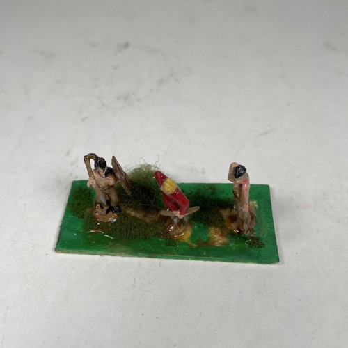 1 Vintage Toy Lead Soldiers With Bows And Spears Shirtless .5" Tall - Picture 2 of 3