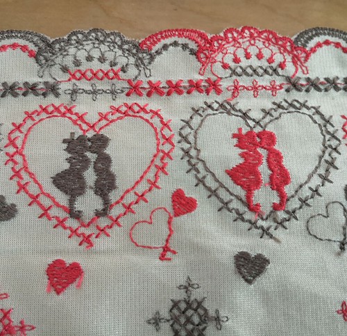 3.5y 8" w Satin Cream Fabric/Embroidered Red/Grey Love Kiss Heart Pattern b0335 - Picture 3 of 3