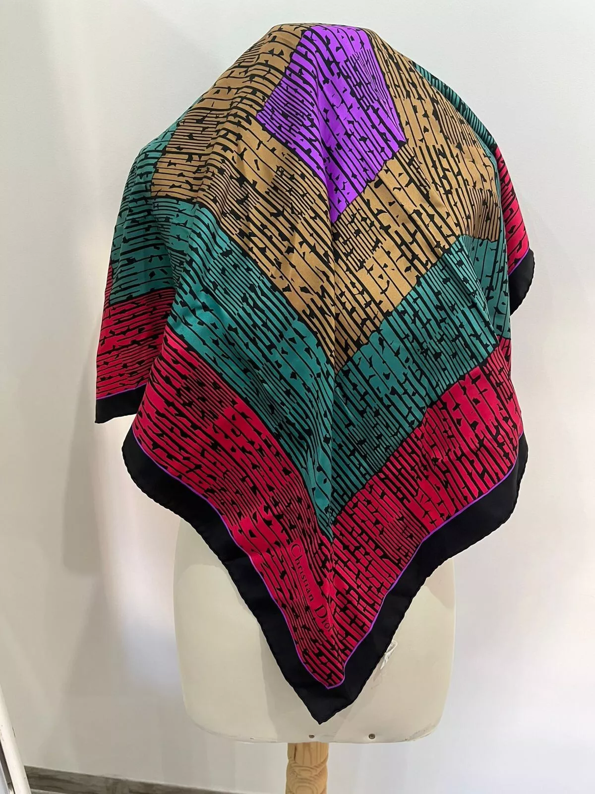S6# Christian Dior foulard en soie multicolore 30 pouces tache et trou