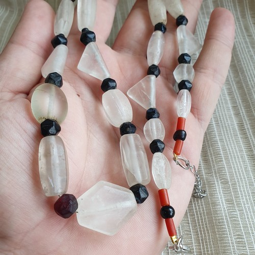 Collar de cuentas antiguas de cristal del Himalaya y cuentas de vidrio negro ... - Imagen 4 de 15