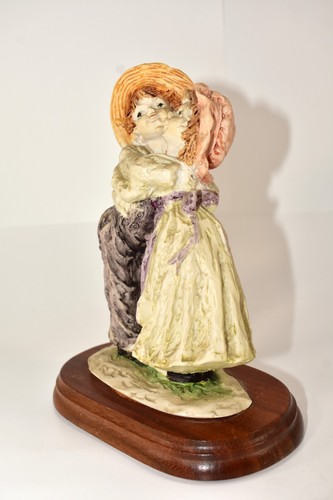 VINTAGE BOY & GIRL EMBRACING FIGURINES 7.75" HIGH X 6" WIDE - Picture 5 of 9