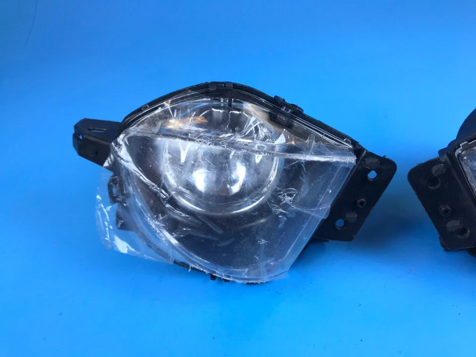 06 07 08 PAR FAROS ANTINIEBLA IZQUIERDO Y DERECHO BMW E90 E91 325I 328I 330I 335I Foto 3 de 4