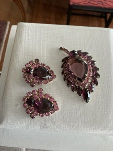 Stunning Vintage Magenta Pink Burgundy Rhinestones Prong-set Brooch Earrings