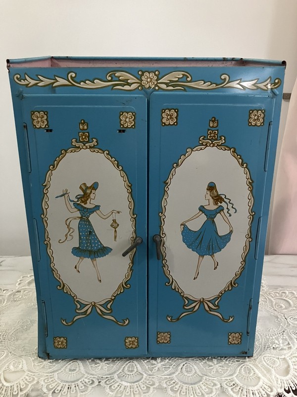 Ideal 1950’s Vintage Metal Tin Doll Wardrobe For   Revlon Doll Not Included