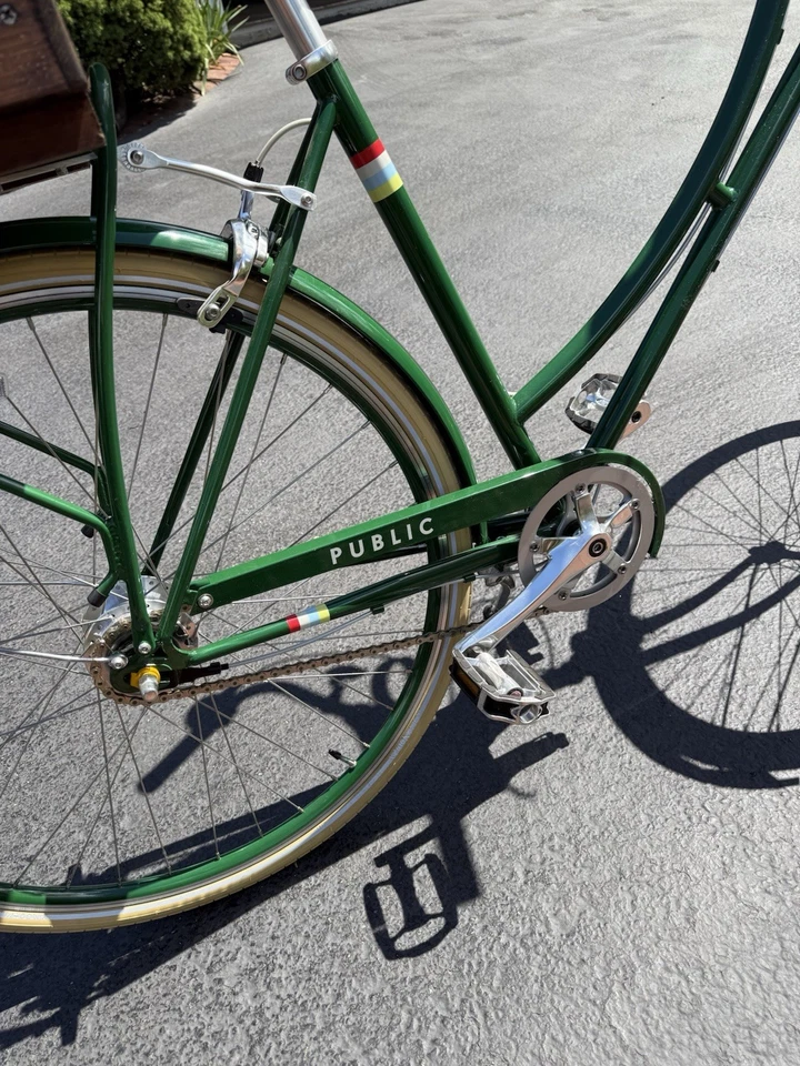 Bicicletas públicas Dutch City bicicleta verde C7 con caja de madera, portavasos y campana Foto 4 de 4