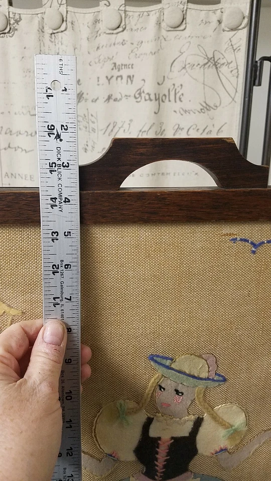 Antigua pantalla de chimenea de principios de 1900 con apliques y bordados de niña europea Foto 4 de 4