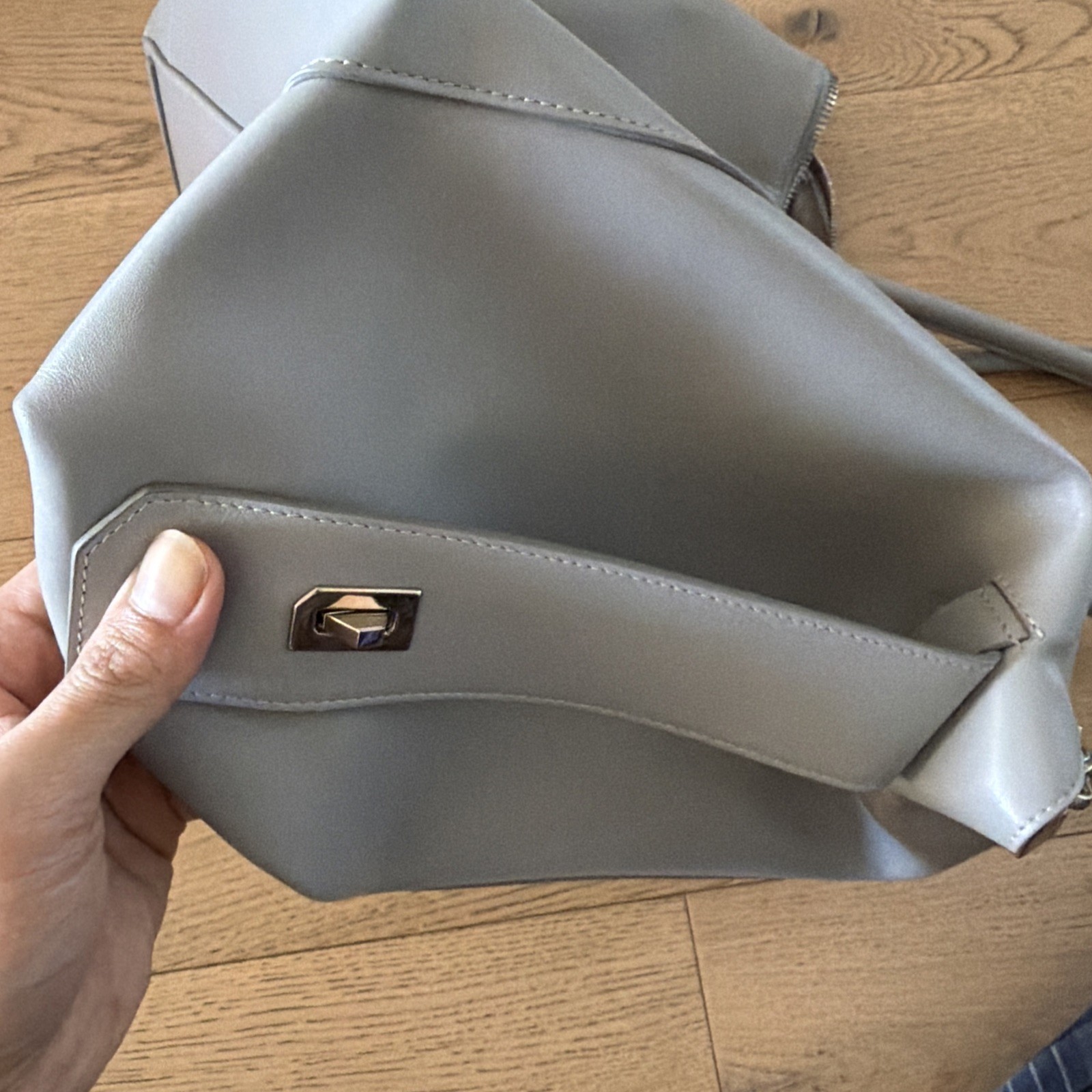 Givenchy Soft Antigona Medium in Pearl Grey image 9