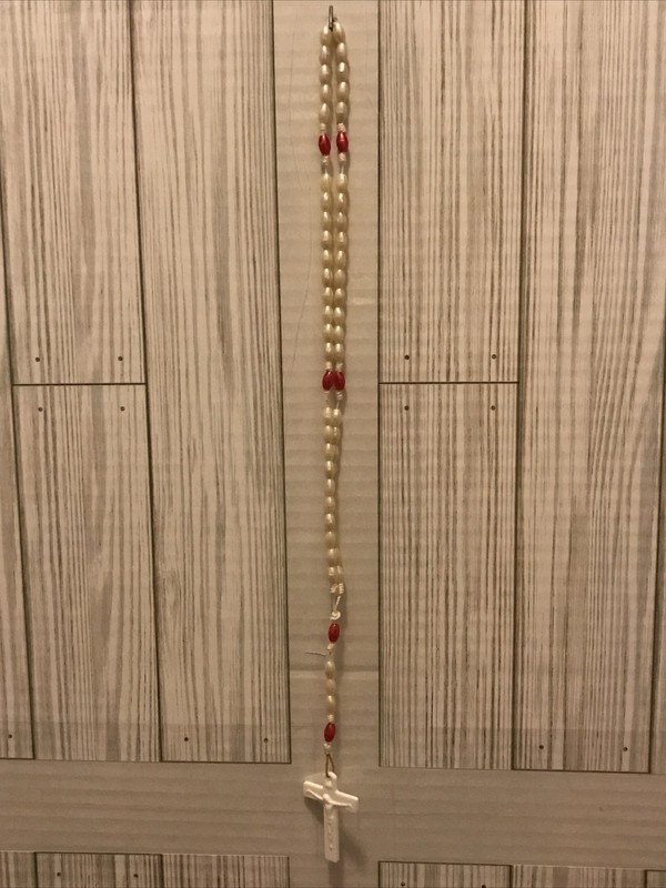 Vtg White & Red Plastice Beaded Rosary Crucifix Cross Necklace