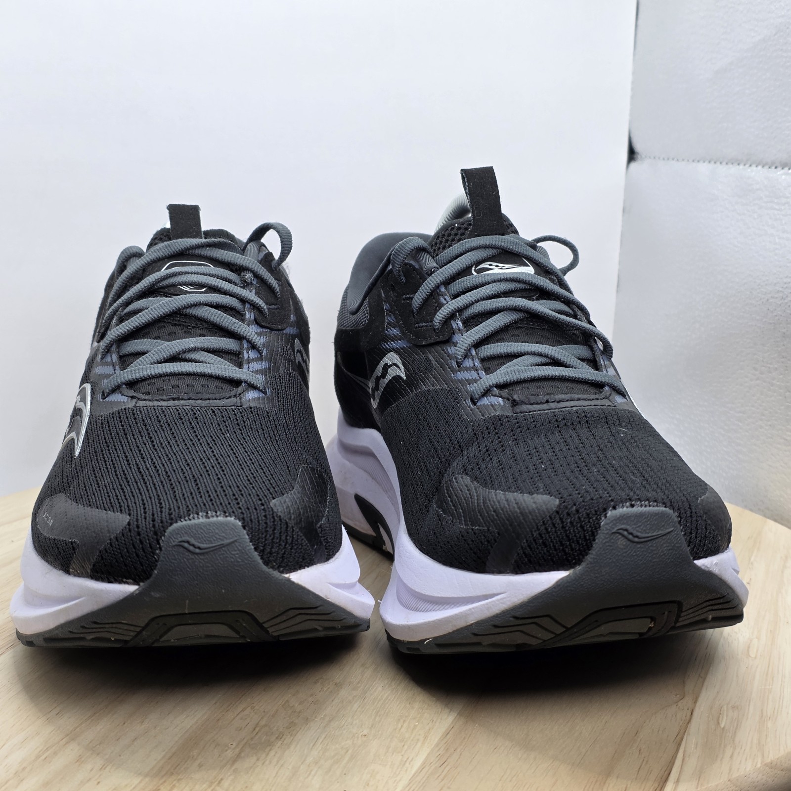 Womens Size 11 - Saucony Axon 2 Running Shoe Black/White  PWRRUN EUC S10732-05 thumbnail 2