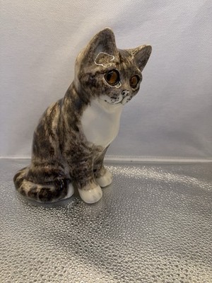 Winstanley Tabby Katze sitzend. Hat Glasaugen Größe 2