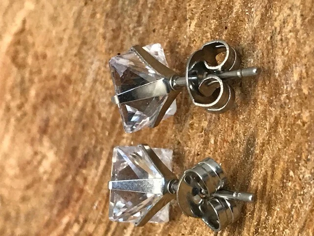 一双不锈钢低过敏性方形耳钉 7 毫米 — 第 4/4 张图片