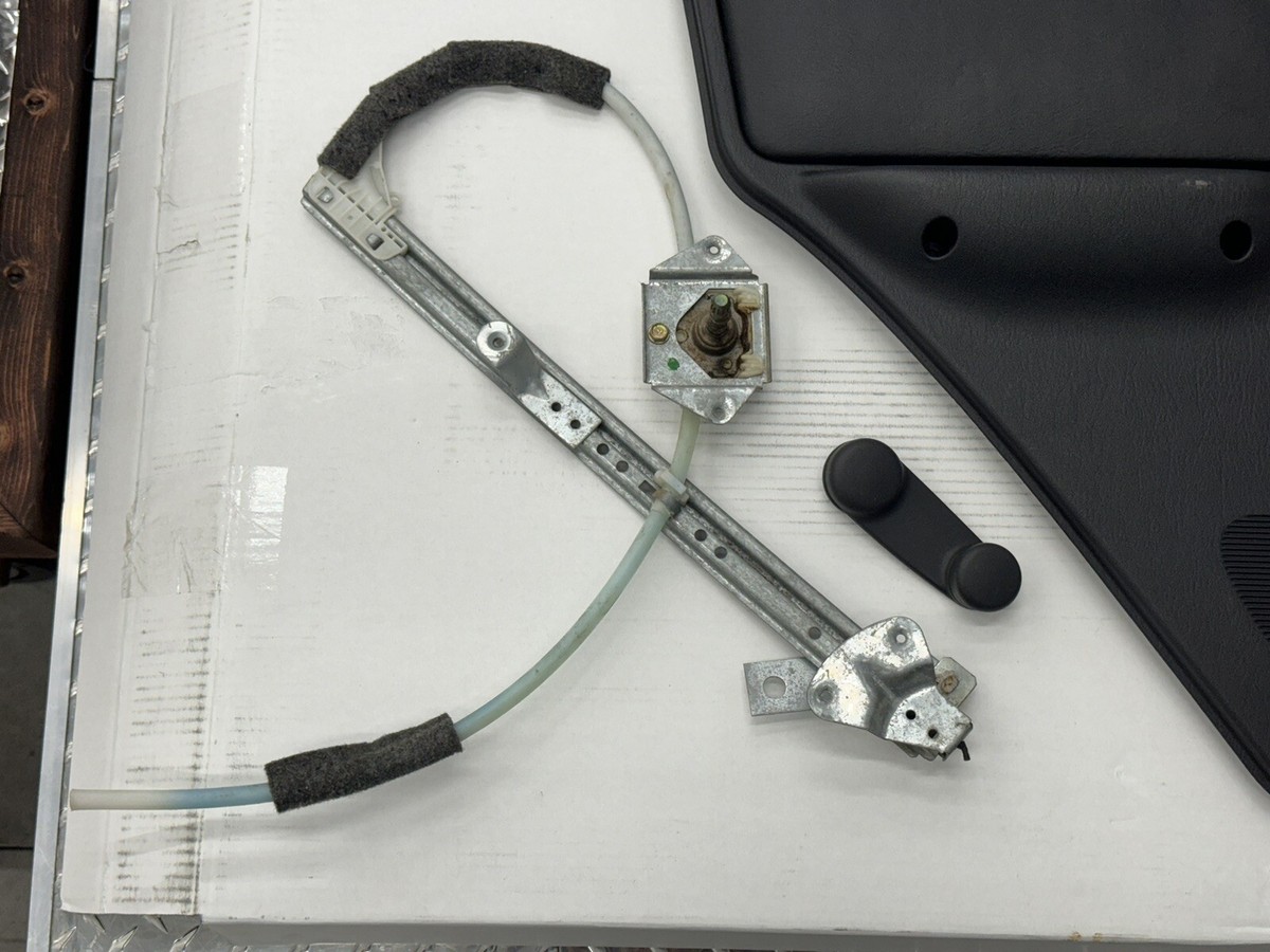 梅04ページ Jeep Cherokee XJ 97-01 OEM Driver Left Rear Manual Window Door