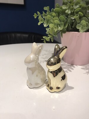 2 Keramik Osterhasen Hasen. 1 Gold, 1 Perlglanz, süße Ornamente 9 cm.