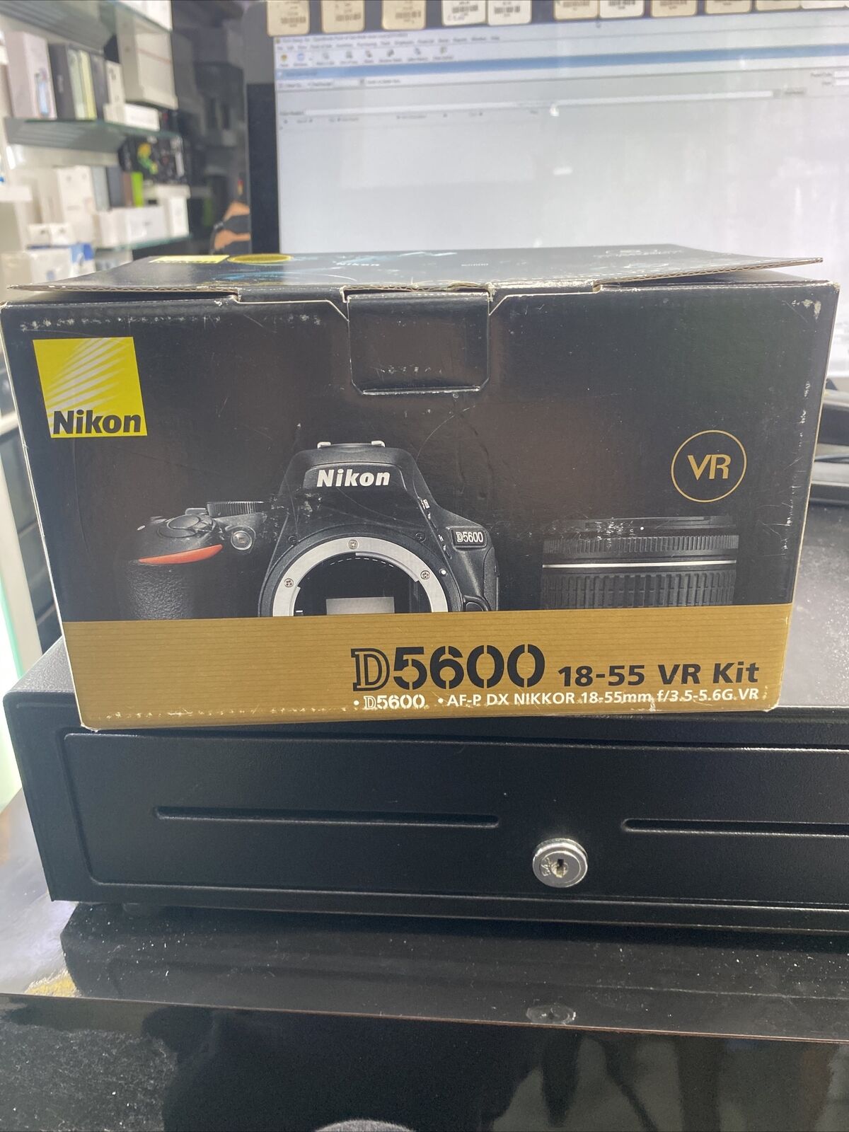 Nikon D5600 - Cámara réflex digital SLR y lente DX AF-P 18-55 mm VR