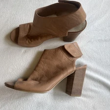 Coach and Four Tan Camel Sandal Leather Peep Toe Block Heel Sz 8