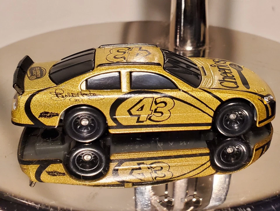 Лот из 2 - Richard Petty гонки Nascar литой 1:64 автомобиля запечатанный новый нераспечатанный  - Изображение 4 из 4