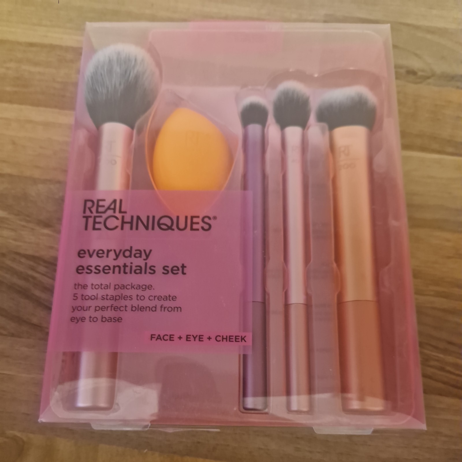 Real Techniques Everyday Essentials + Makeup Sponge Kit for foundation,5 Piece