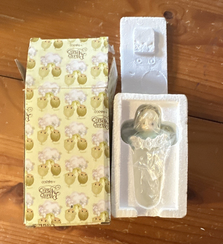 Precious Moments Angel Snowflake Trio Porcelain Hanging Ornament 2002 952346