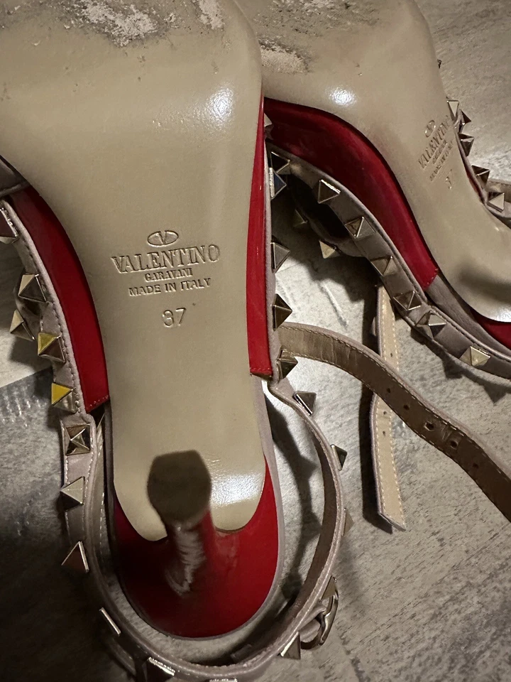 Tacones de aguja rojos Valentino Rock con tachuelas Foto 4 de 4