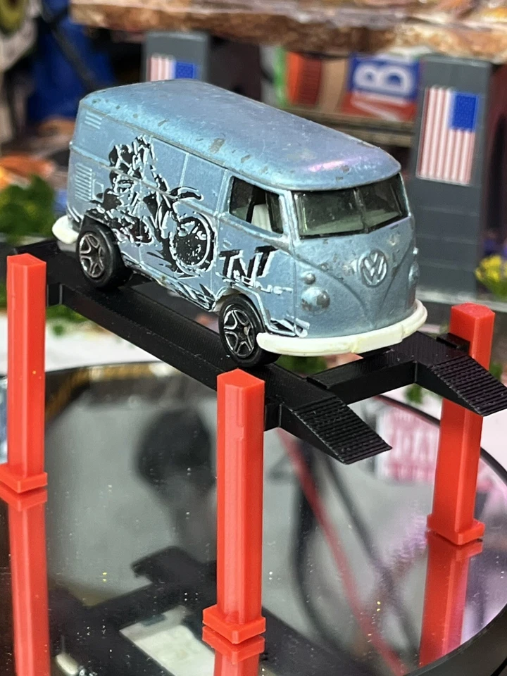 Furgoneta de reparto Volkswagen Matchbox años 60 VW Bus TNT azul diecast 1:64 usada excelente estado Foto 2 de 4