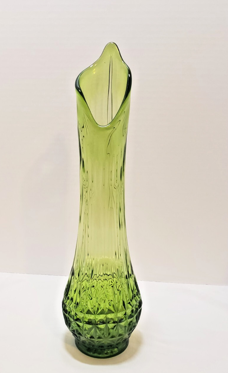 VTG L.E. Smith Green Solitaire Swung Vase 15" very pretty shape at the top.
